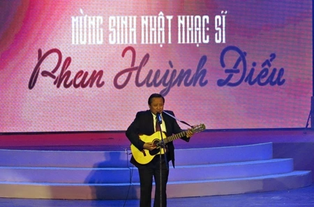 Chân dung nhạc sĩ Phan Huỳnh Điểu với cây đàn guitar yêu thích